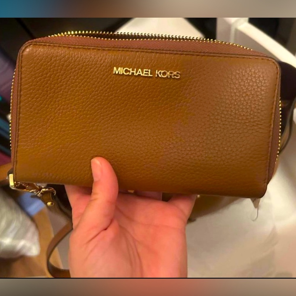 MICHAEL Michael Kors Jet Set Travel Wallet luggage (tan); phone pocket